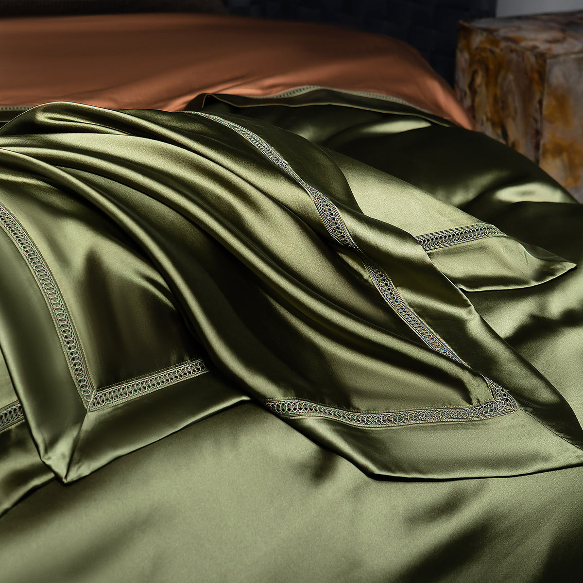 Luxuriöses Satin-Bettbezug-Set mit Maulbeergefühl und venezianischem Spitzen-Einsatz sowie tiefen Flanschen Kissenbezügen