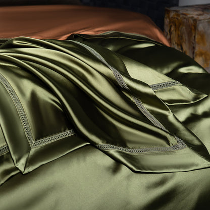 Luxuriöses Satin-Bettbezug-Set mit Maulbeergefühl und venezianischem Spitzen-Einsatz sowie tiefen Flanschen Kissenbezügen