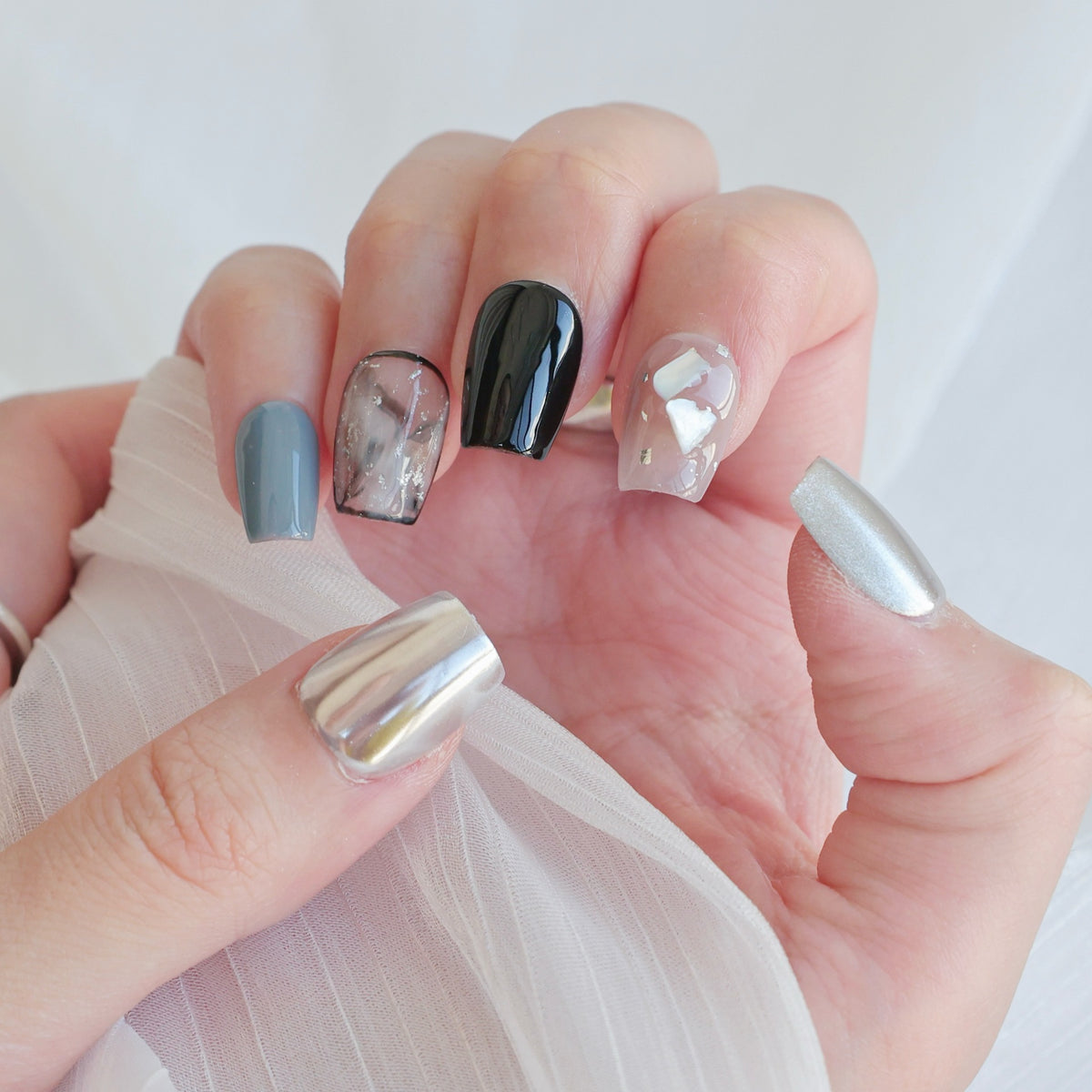 Künstlerisches Press-On Nagelkunstset mit Herz- und himmlischen Designs