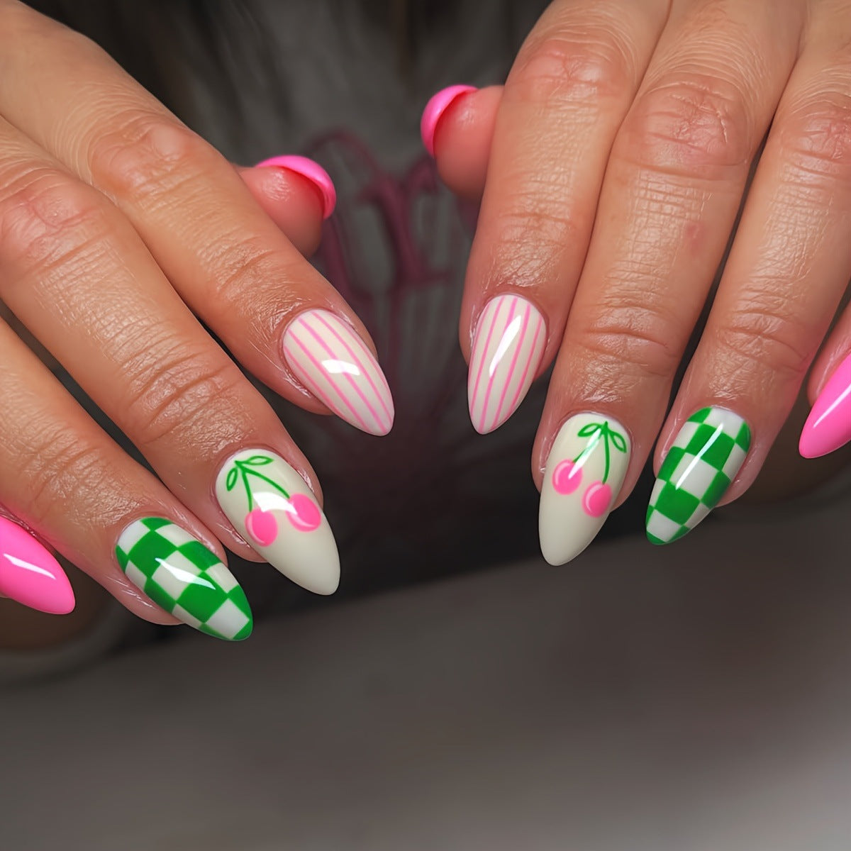 Kunstnägel mit Fruchtigem Kirsch-Design und Auffälligen Farben Brehn