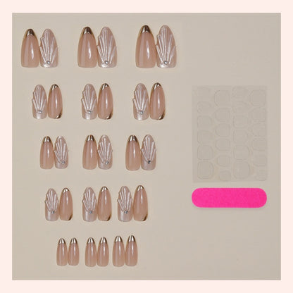 Kunstnagelset mit elegantem Muschel-Design und Glitzerakzenten Brehn