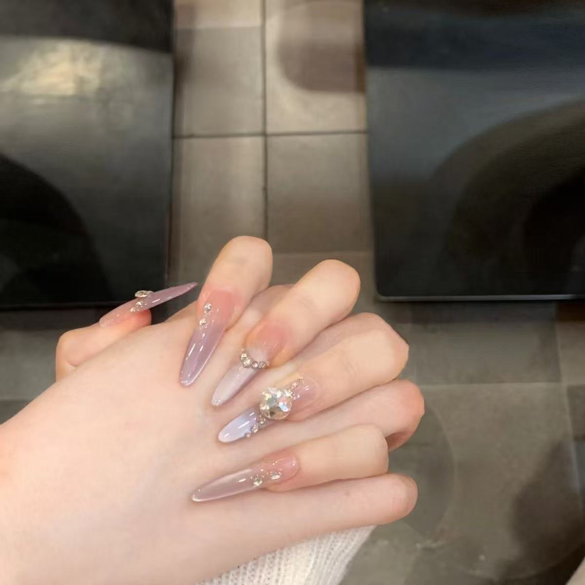 Künstlerisches Nageldesign mit dekorativen Elementen Brehn