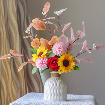 Lebensechte Blumenarrangement in eleganter Vase