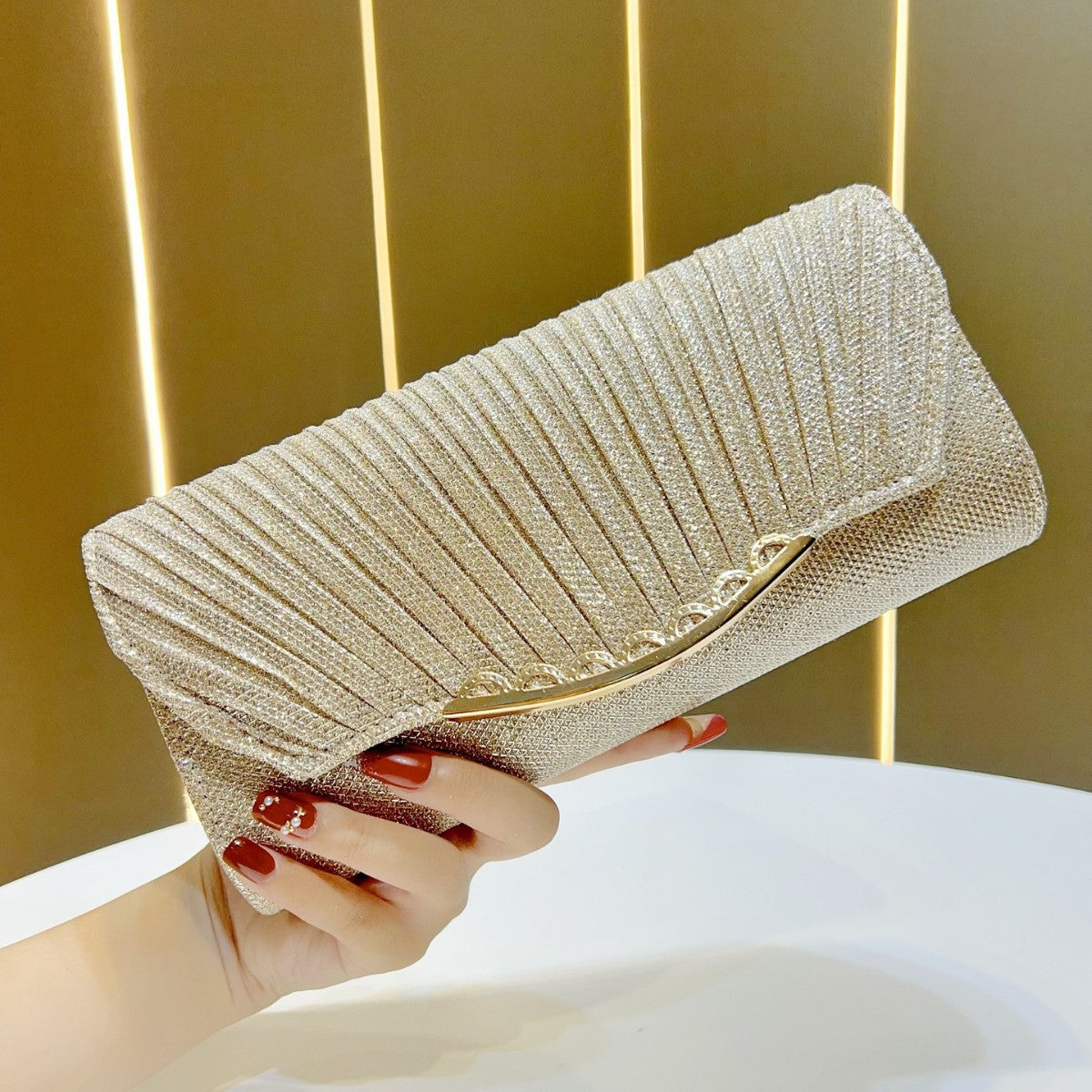 Texturierte Abend-Clutch