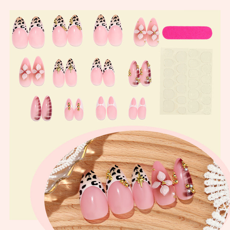 Dekoratives Press-On Nagelkunst-Set mit floralen und stilvollen Leopardenakzenten Brehn