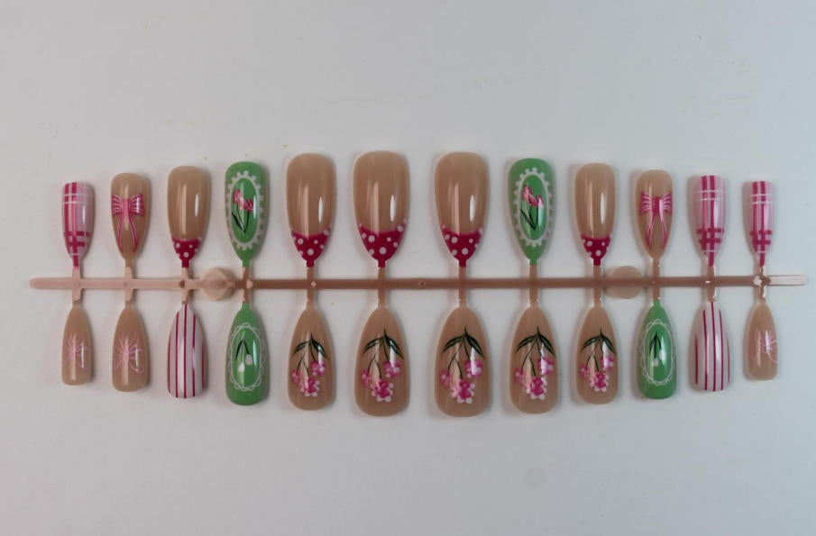 Kunstnagelset mit floralen und verspielten Designs Brehn