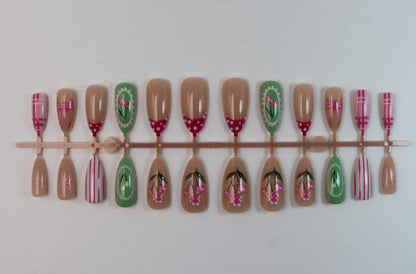 Kunstnagelset mit floralen und verspielten Designs Brehn