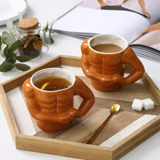 Keramiktasse in Torso-Form mit muskulärem Rumpf und ergonomischem Henkel