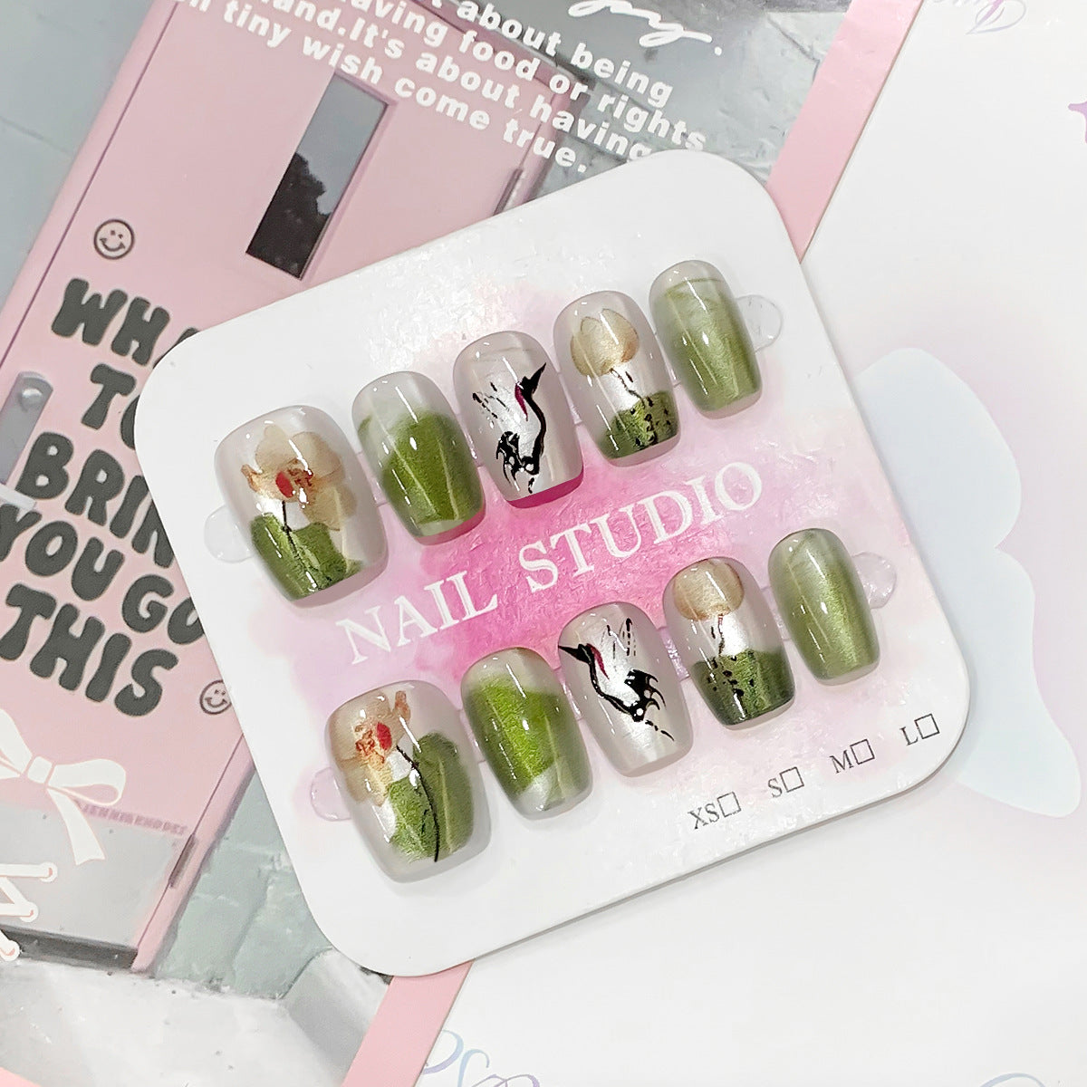 Kunstvolle Nail Art mit floralen Designs Brehn