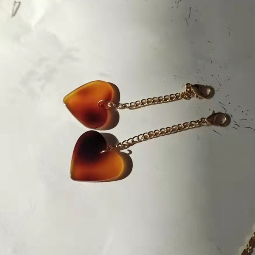 Herzförmige Ohrhängern mit goldener Kette Brehn