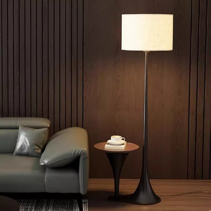 Moderne schlanke Stehlampe