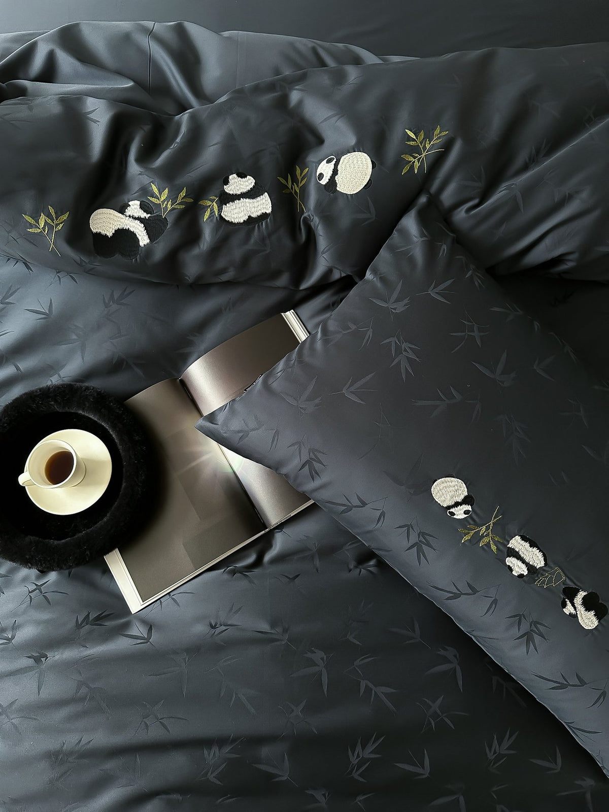 Fein gewebtes Baumwollsatin-Bettwäsche-Set mit Panda-Stickerei und Bambus-Jacquard