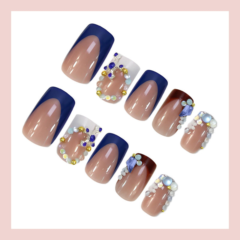 Kunstnagelset mit eleganten Steinverzierungen und modernen Akzenten Brehn