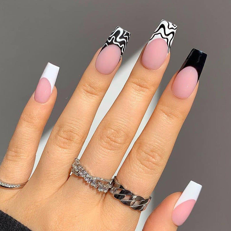 Kunstvolle Nagelverlängerungen mit modernem Monochrom-Design Brehn