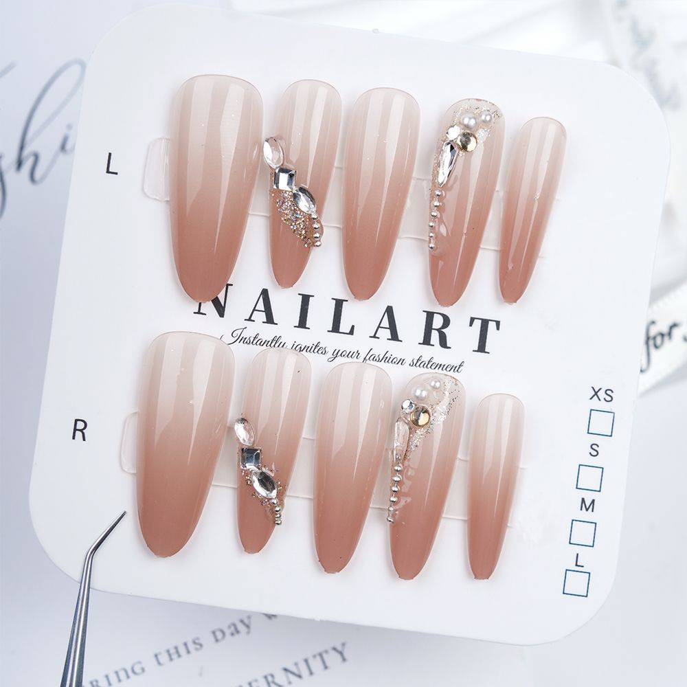 Kreatives thematisches Press-On-Nagelset Brehn
