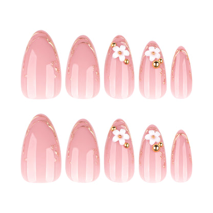 Kunstvolle Nagelgestaltung mit goldenen Akzenten und floralen Details Brehn
