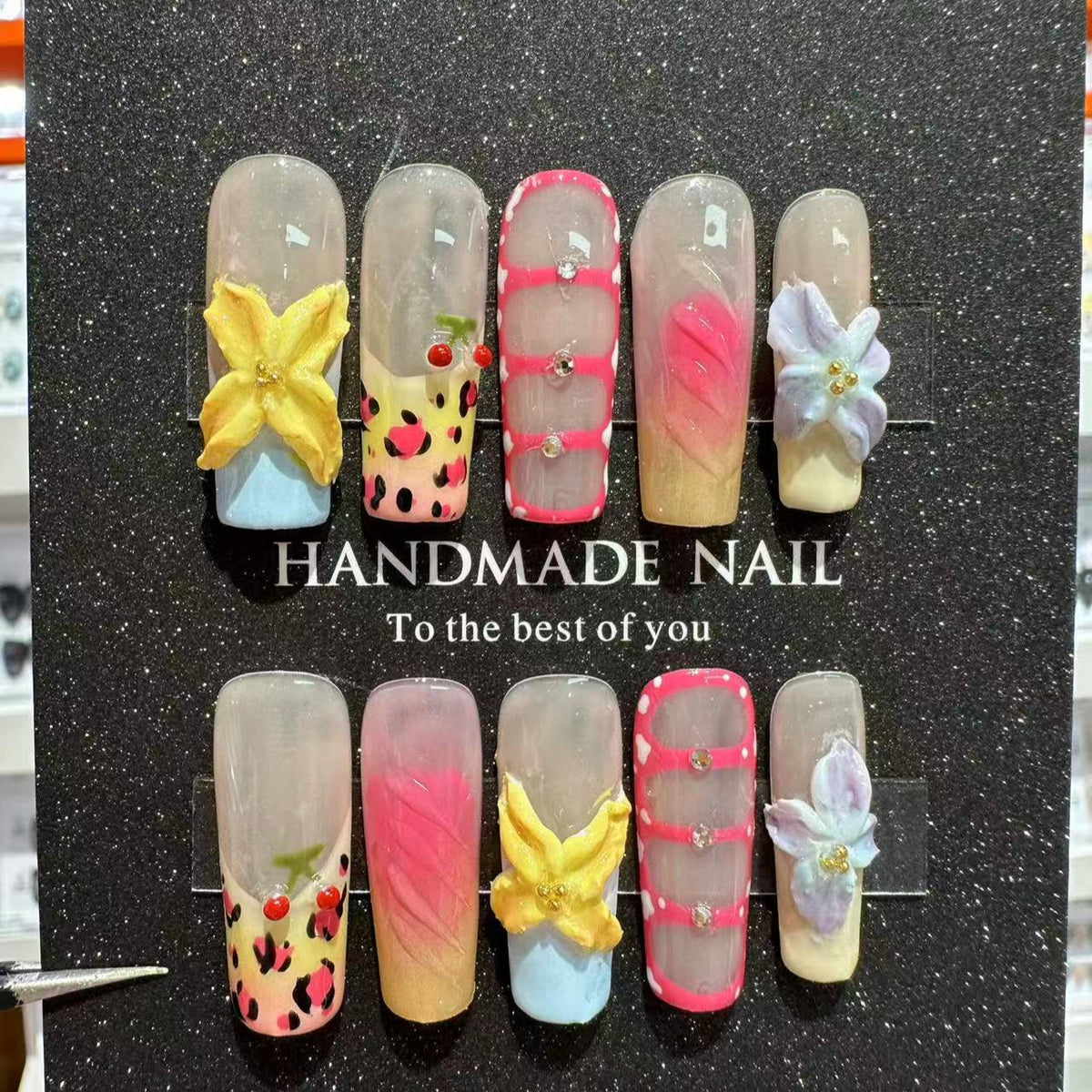 Künstlerisches Floral Press-On Nagelset mit dekorativen Elementen