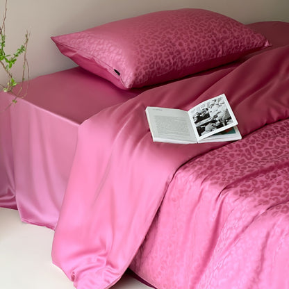 Luxuriöse Satin-Bettwäschegarnitur mit Jacquard-Leopardenmuster und seidig-mattem Finish