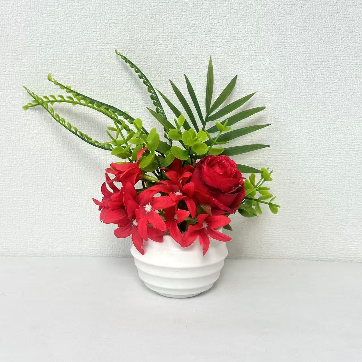 Künstliche Blumenanordnung