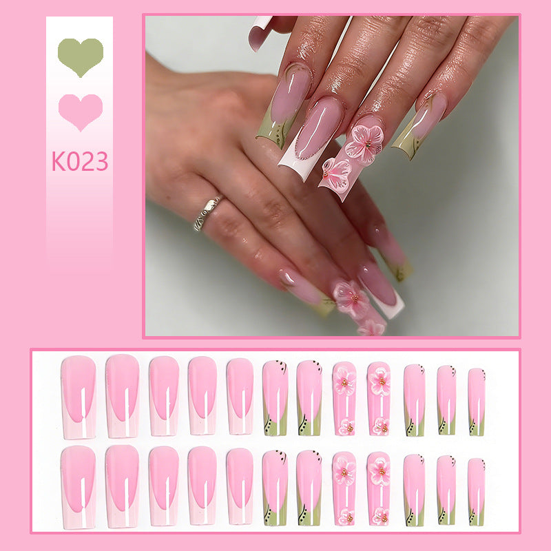 Kunstvolle Nagelspitzen mit floralen Verzierungen Brehn
