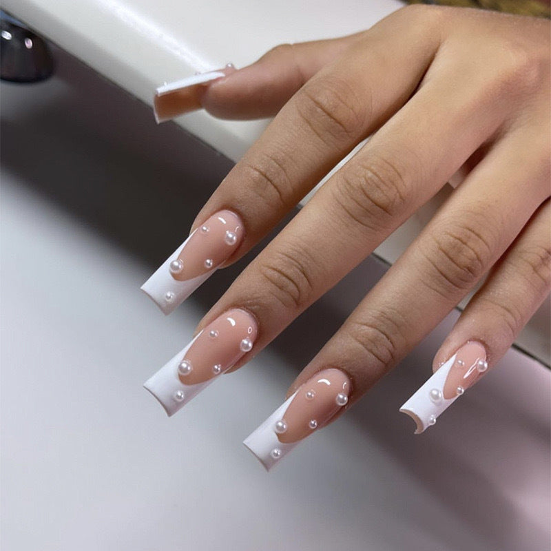 Kunstnagelset mit exquisiten Perlenakzenten und transparentem Design Brehn