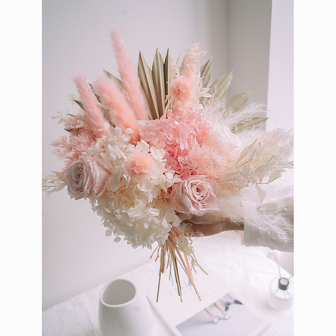 Elegante Trockenblumenstraußarrangement