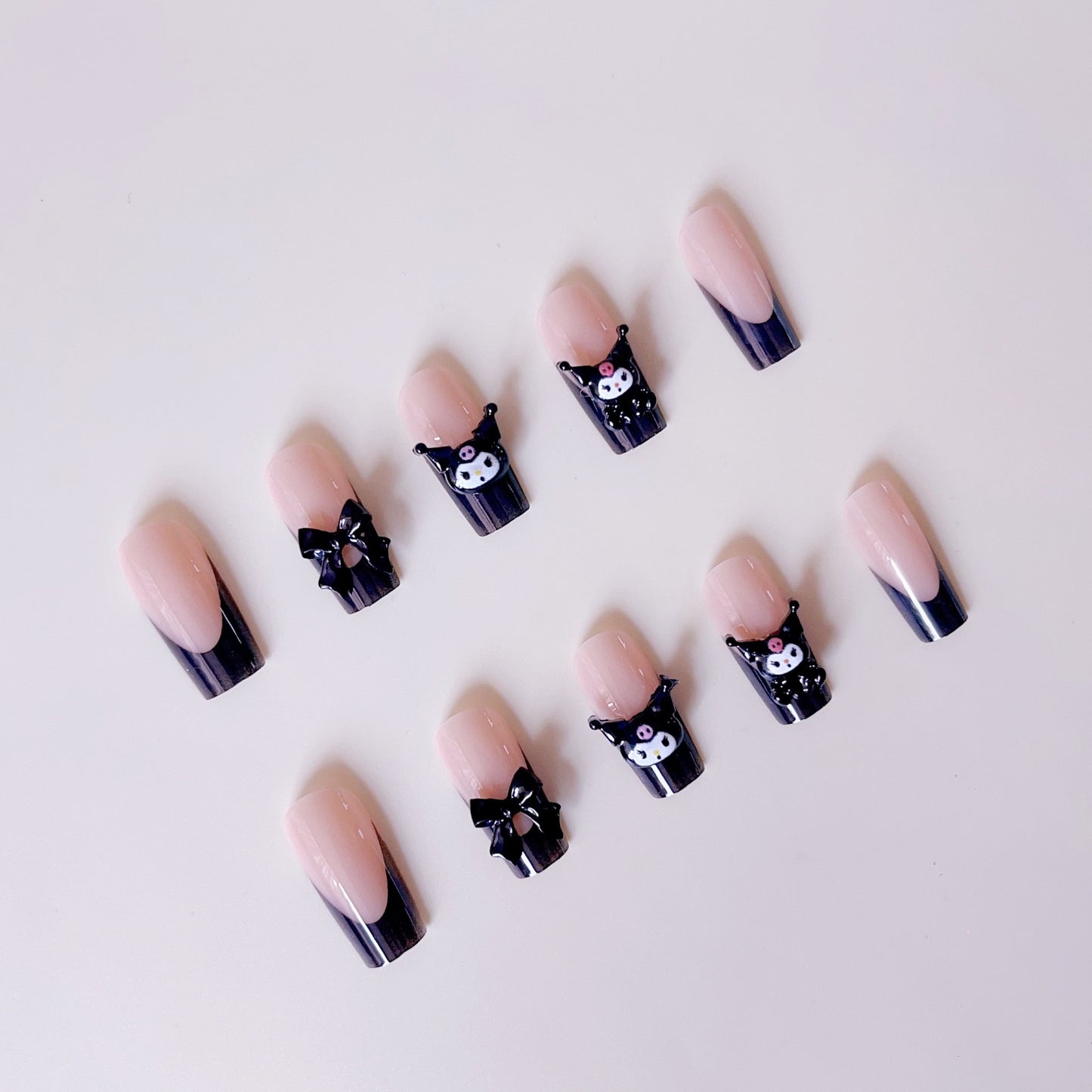 Kunstnagelset mit festlichen winterlichen Motiven und verspielt-glänzenden Akzenten Brehn