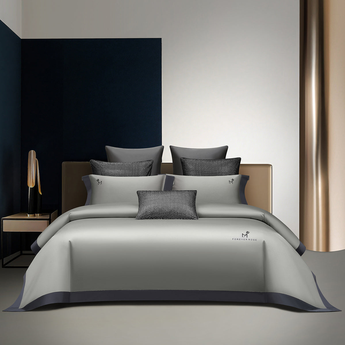 Luxuriöses Satin-Feel Wendebettwäsche-Set mit bestickten Monogramm-Kissenbezügen