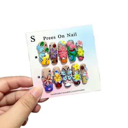 Künstlerisches Press-On Nagelkunstset mit lebhaften Blumen- und Schmetterlingsdesigns