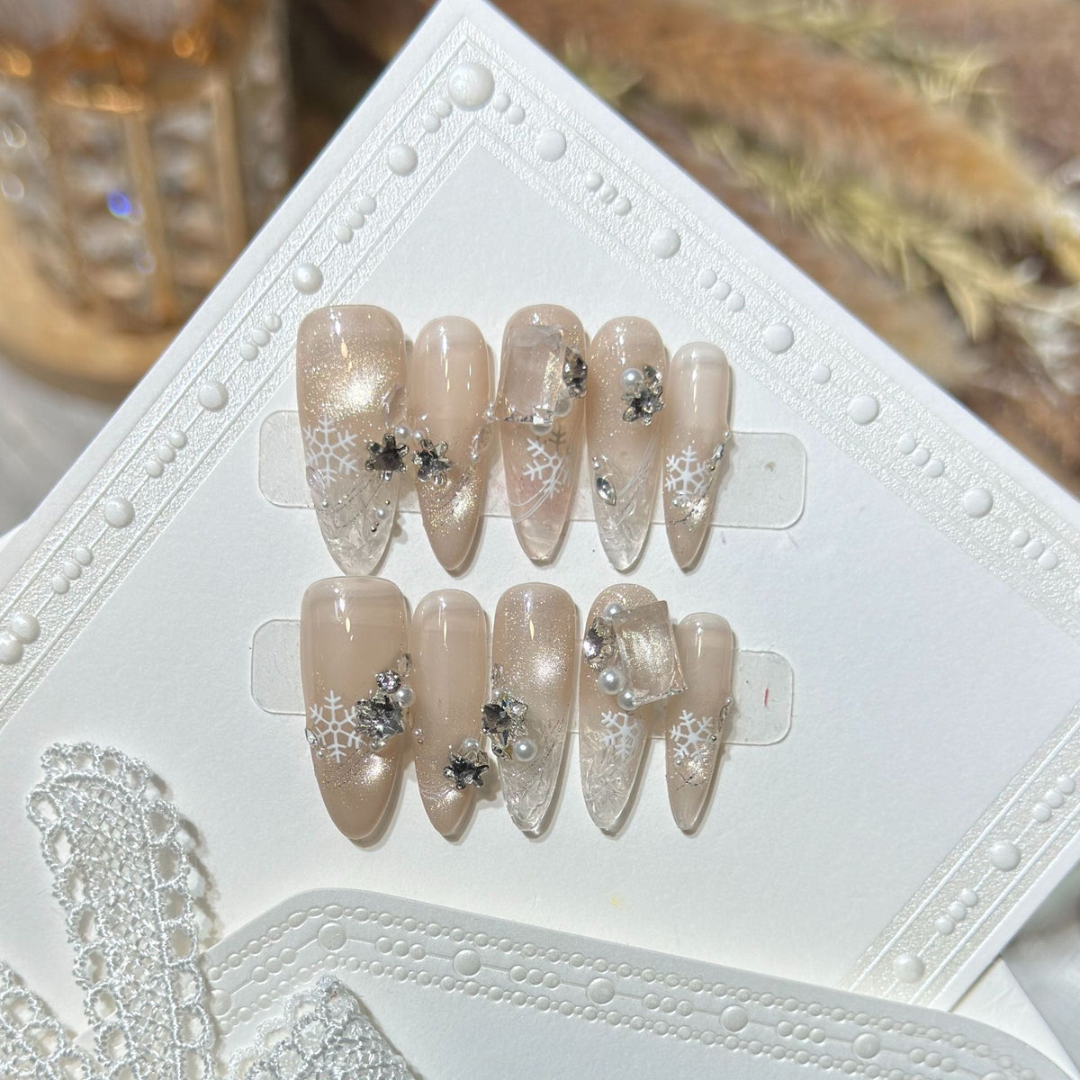 Schneeflocken-inspirierte Stiletto Press-On Nagelset Brehn