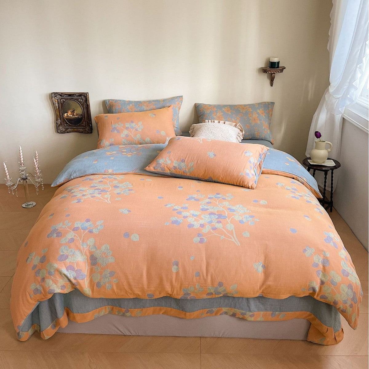 Wendbares Bettwäsche-Garnitur-Set aus Baumwoll-Leinen mit zartem Blumenprint und gesteppter Decke
