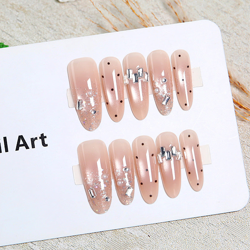 Kunstnagelset mit funkelnden Glitzer- und eleganten Schmuckdetails Brehn
