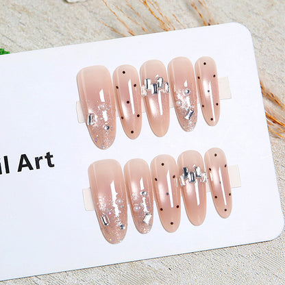 Kunstnagelset mit funkelnden Glitzer- und eleganten Schmuckdetails Brehn