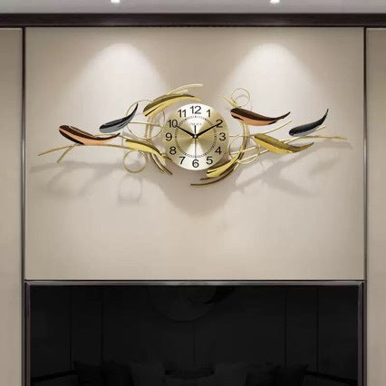 Künstlerische Wanduhr mit Blattmotiv Brehn