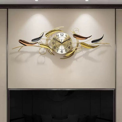 Künstlerische Wanduhr mit Blattmotiv Brehn