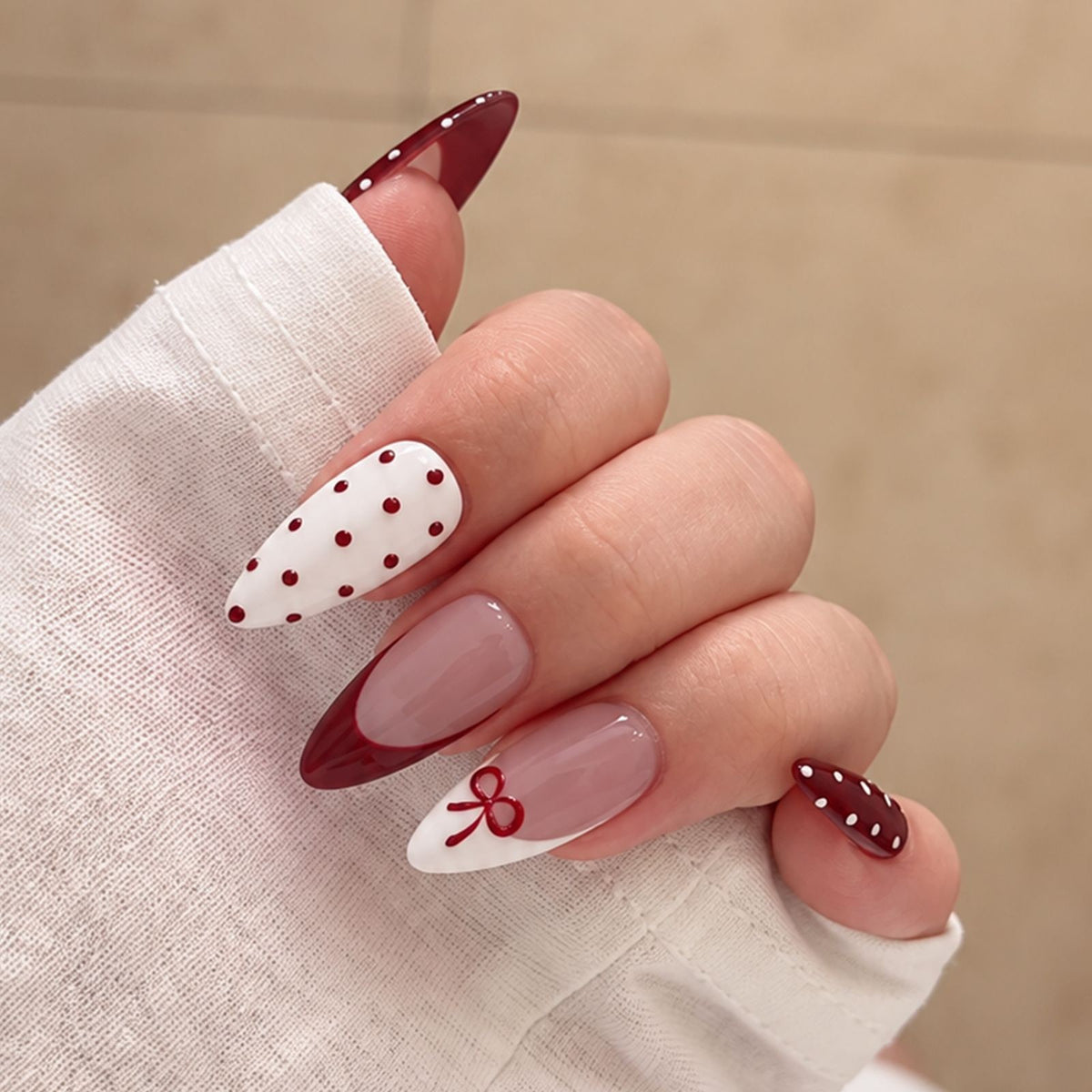 Kunstnagelset mit eleganten Schleifen- und Punkten Brehn