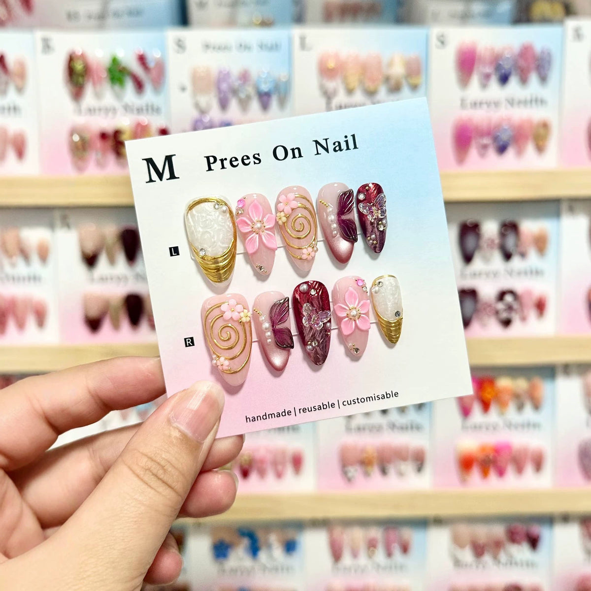 Dekoratives Press-On Nagelkunstset mit Blumendesigns