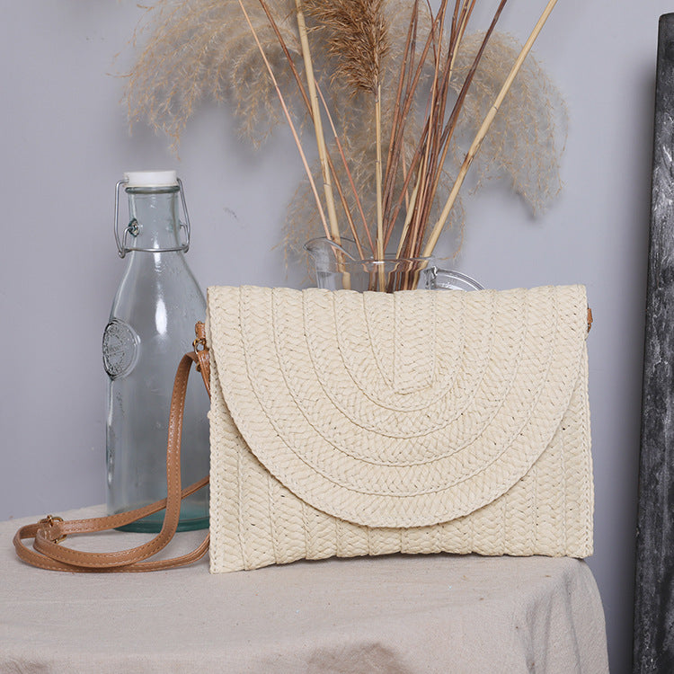 Handtasche Aus Hochwertigem Geflochtenem Bast mit Elegantem Klappenverschluss Brehn