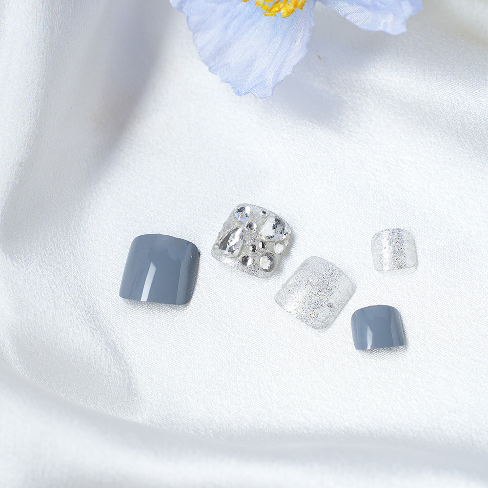 Glamouröse mit Rhinestones verzierte Nagelspitzen Brehn