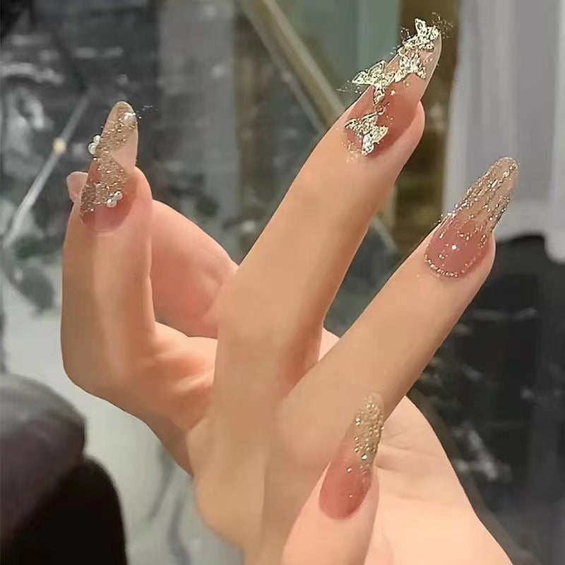 Glamouröse Kunstnägel mit funkelnden Akzenten Brehn