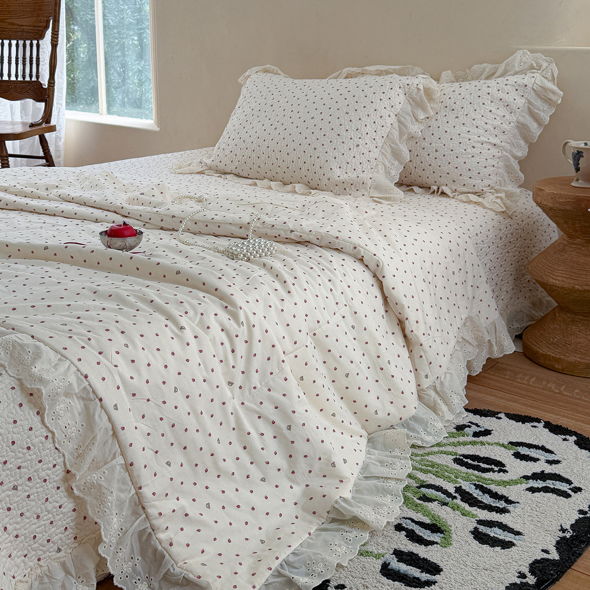 Gesteppte leichte Blumencotton-Bettdecke mit Rüschensaum und wendbarem Design