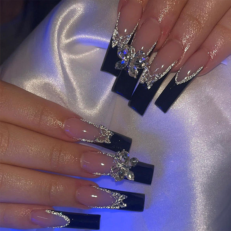 Glamouröse Kunstnägel mit Strass- und Schmetterlingselementen Brehn
