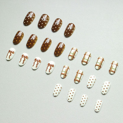 Künstlerisches Nagelkunstset mit einzigartigen Mustern