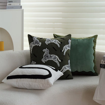 Quadratischer Zierkissenbezug im Teddy‑Bouclé mit erhabener Zebra‑Tuftapplikation Brehn