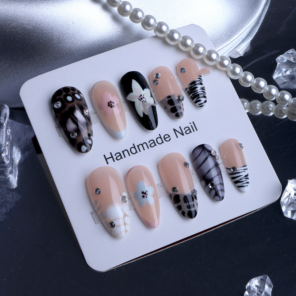 Kunstnägel mit Eleganten Designs und Schmuckelementen Brehn