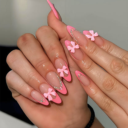 Kunstnagelset mit verspielten Blumendekoren und eleganten Glitzerakzenten Brehn