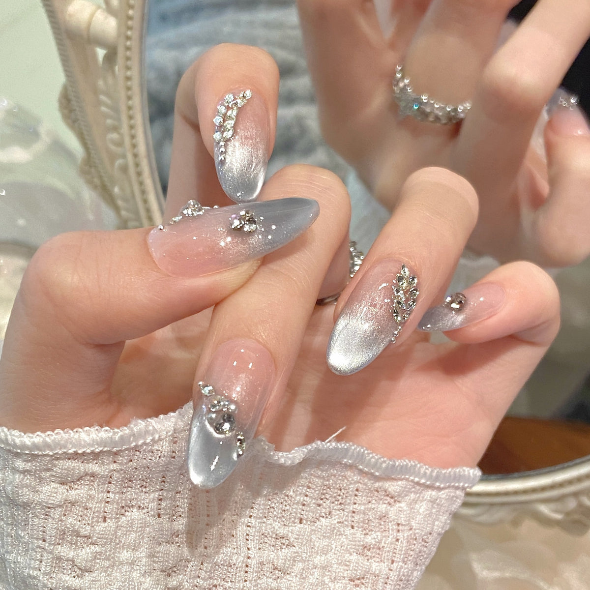 Künstlerisches romantisches Press-On Nagelset mit Edelsteinakzenten