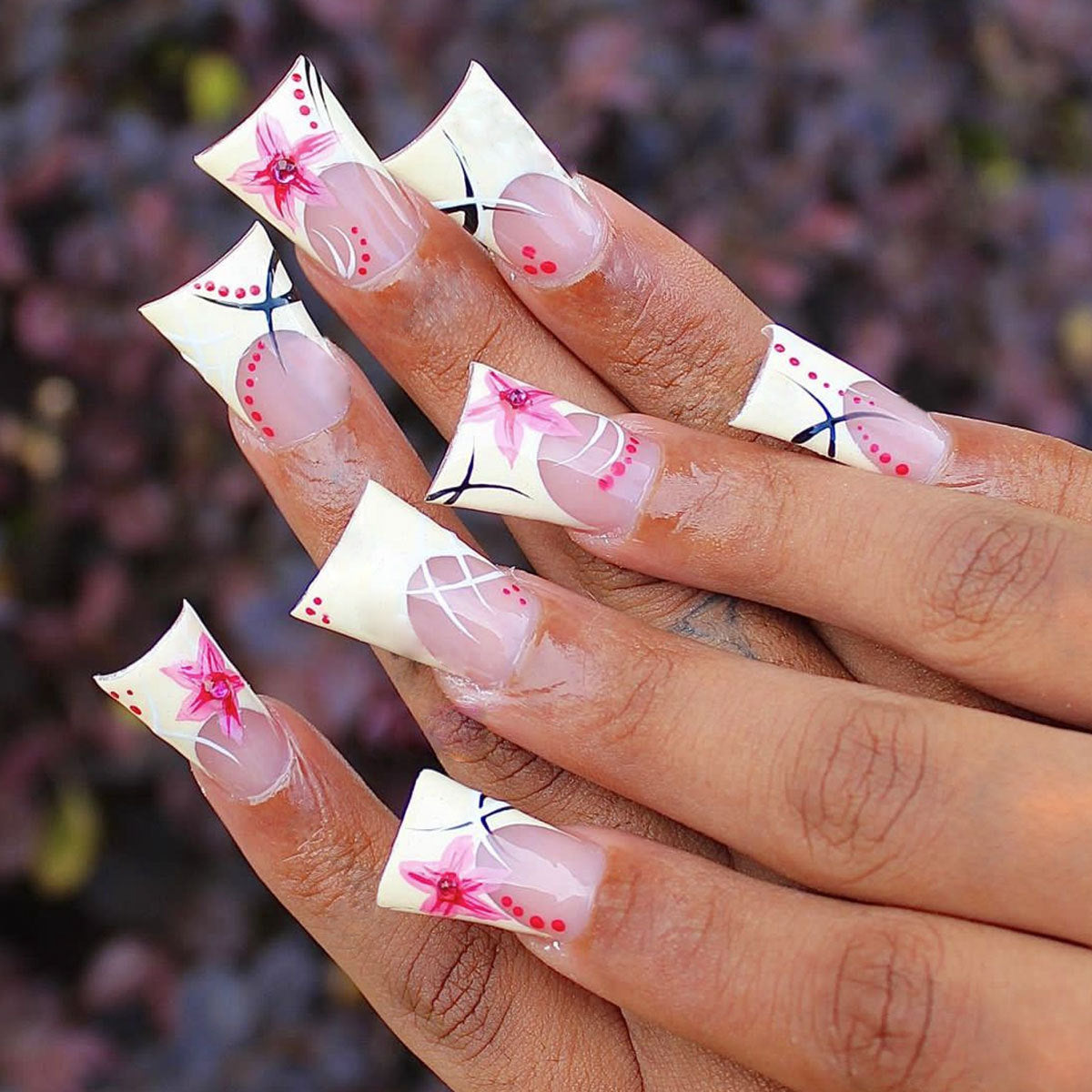 Künstlerisches Florales Acryl-Nageldesign Brehn
