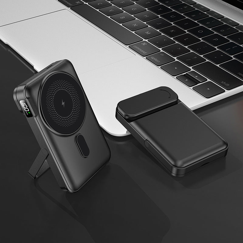 Tragbare Powerbank mit integrierter Standfunktion und digitalen Ladestatusanzeige Brehn