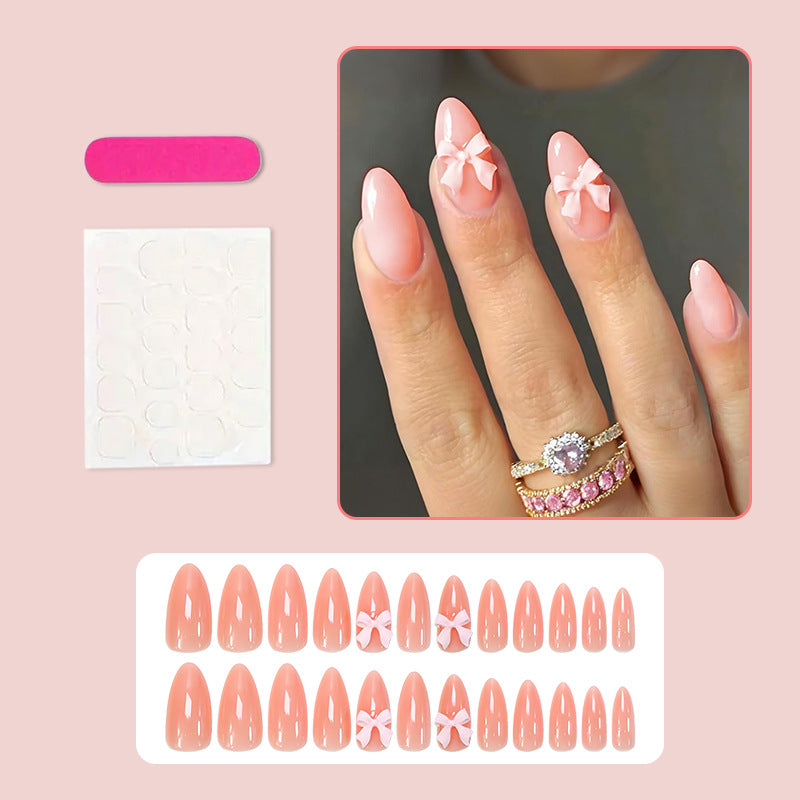Kunstnagelset mit zarten Schleifenverzierungen Brehn